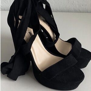 Black heels. Size 10. Fashion Nova.